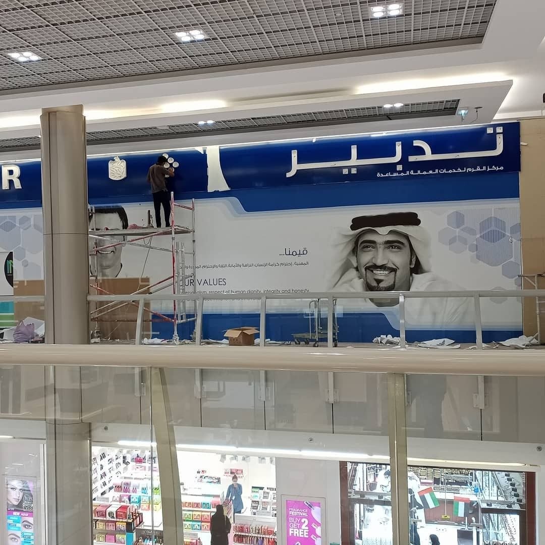 Signboard installation team in Dubai